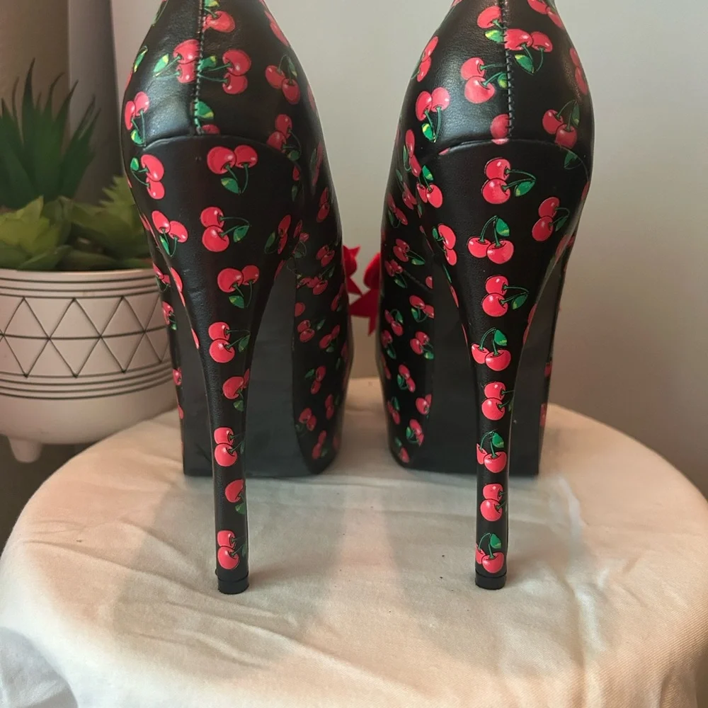 Pin Up Couture Platform Heels - Picture 4 of 8